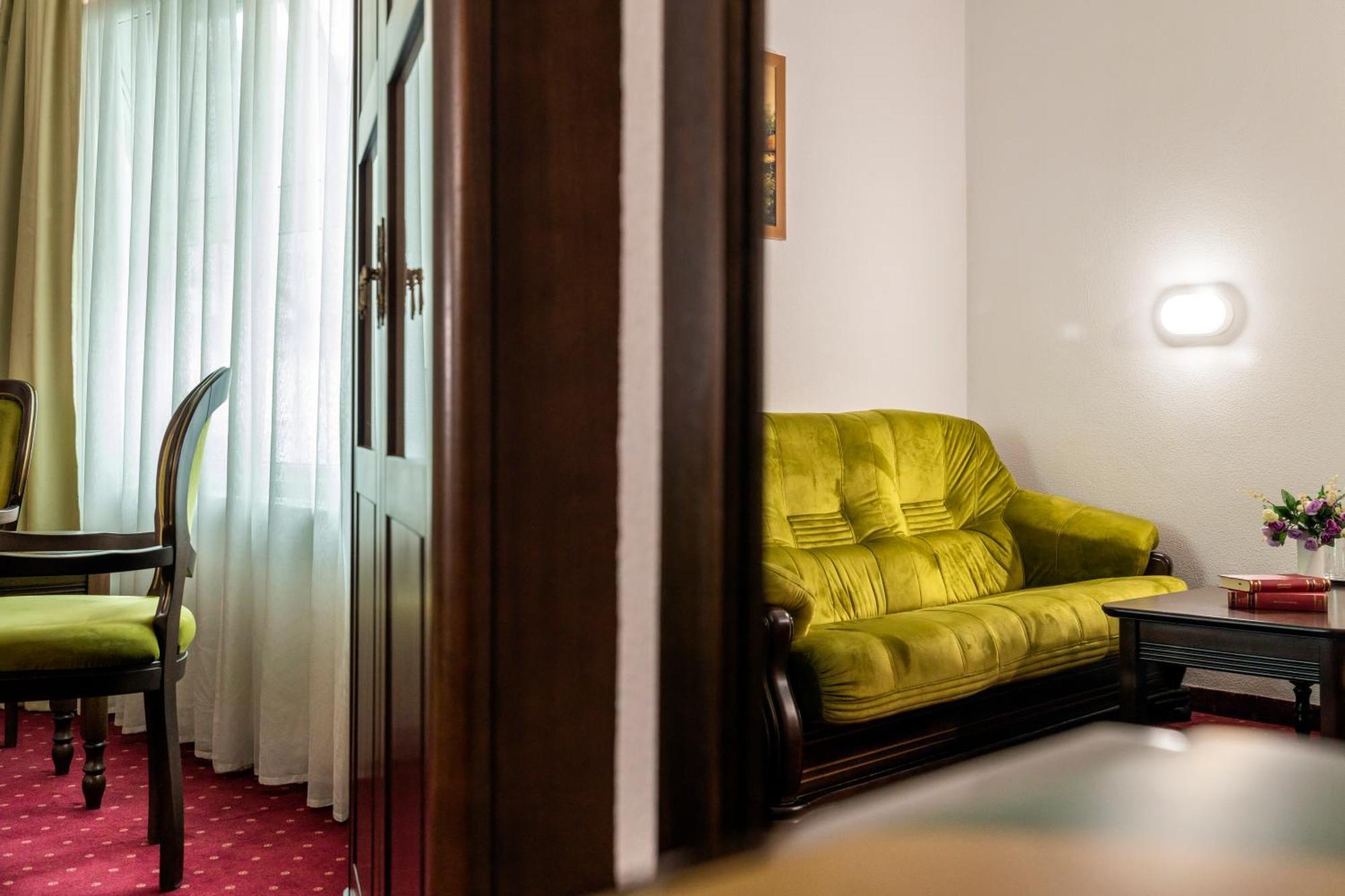 Hotel Cornul Vanatorului 피테슈티 외부 사진