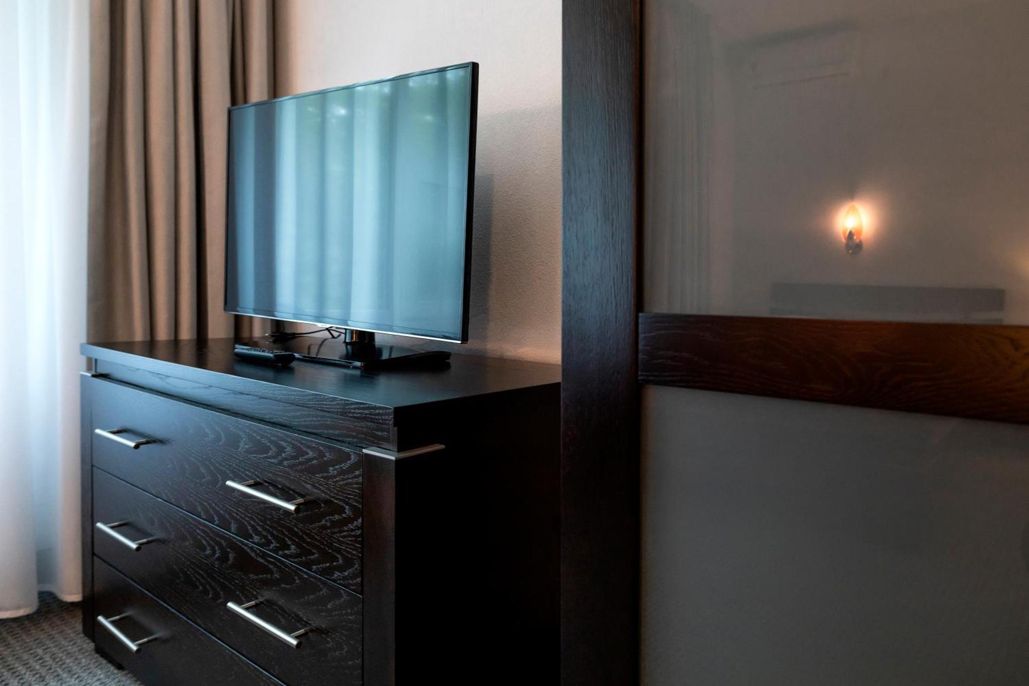 Hotel Cornul Vanatorului 피테슈티 외부 사진