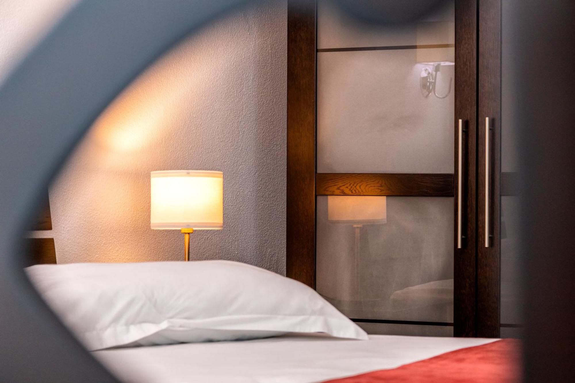 Hotel Cornul Vanatorului 피테슈티 외부 사진