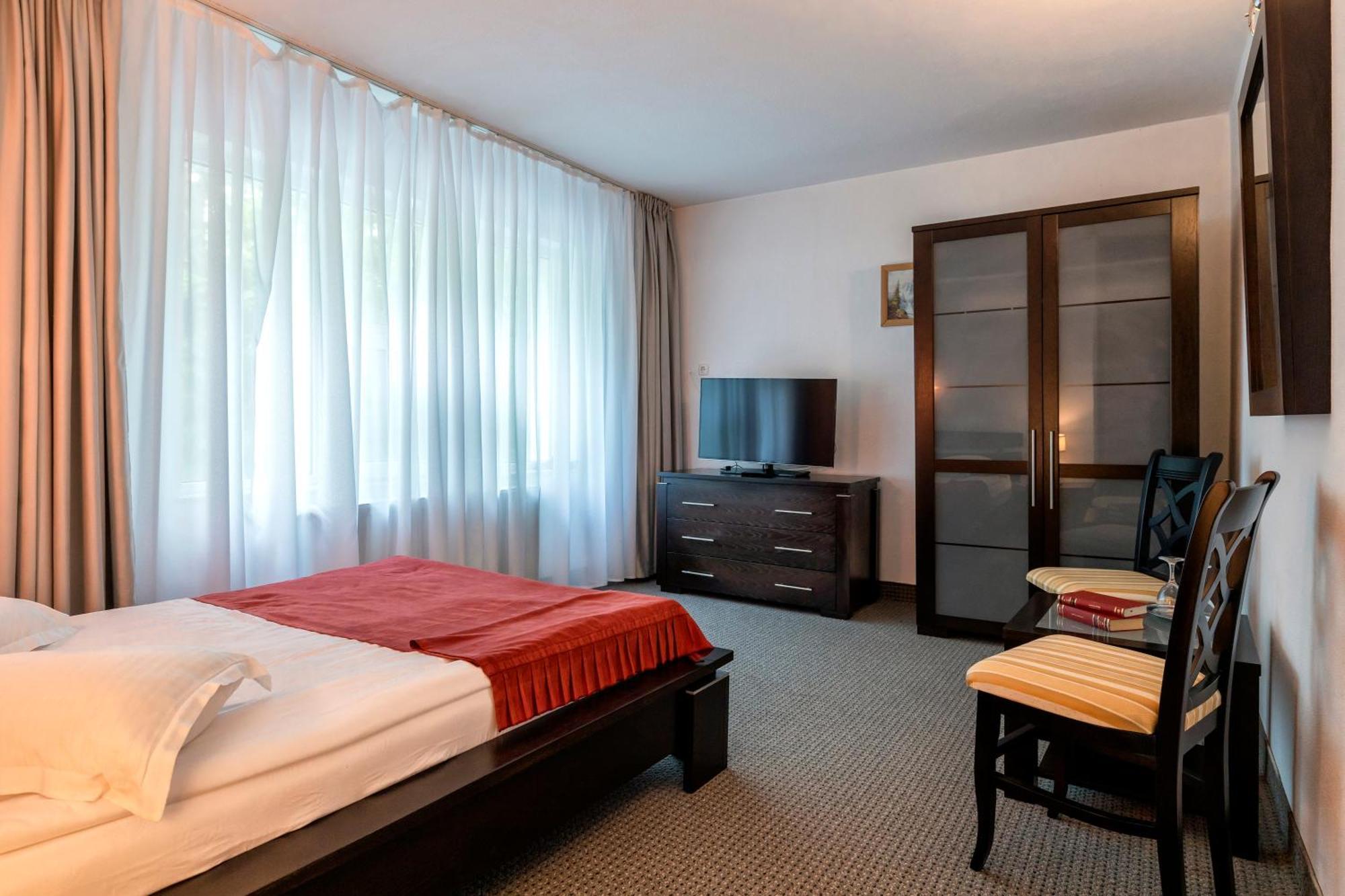 Hotel Cornul Vanatorului 피테슈티 외부 사진