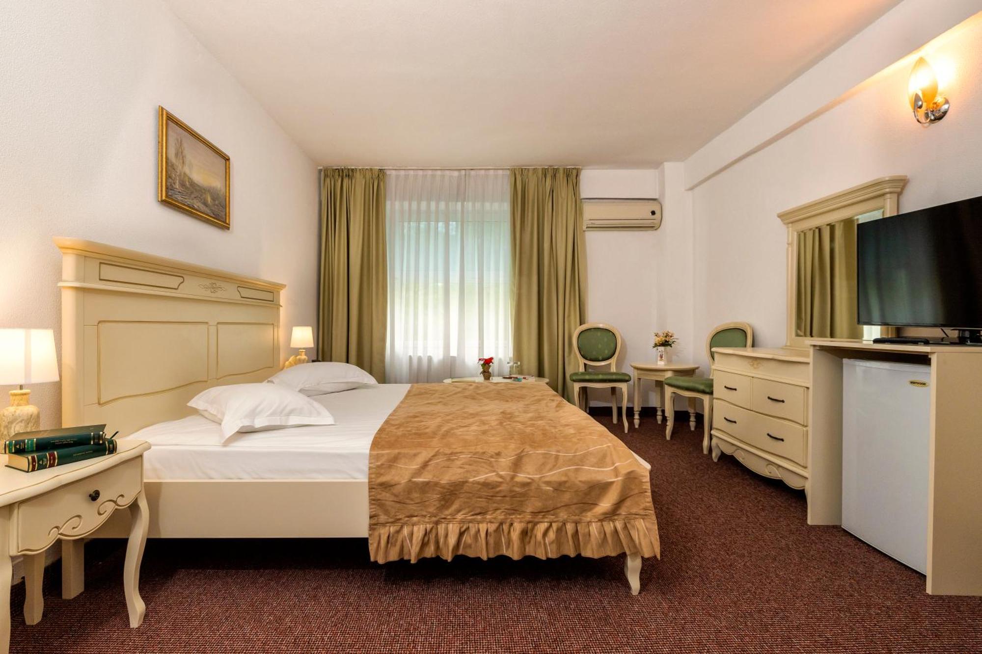 Hotel Cornul Vanatorului 피테슈티 외부 사진