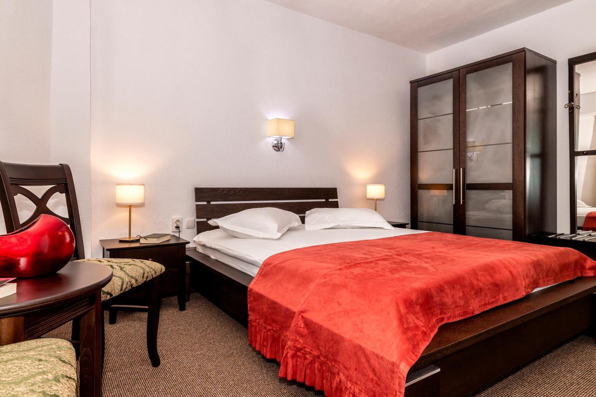 Hotel Cornul Vanatorului 피테슈티 외부 사진