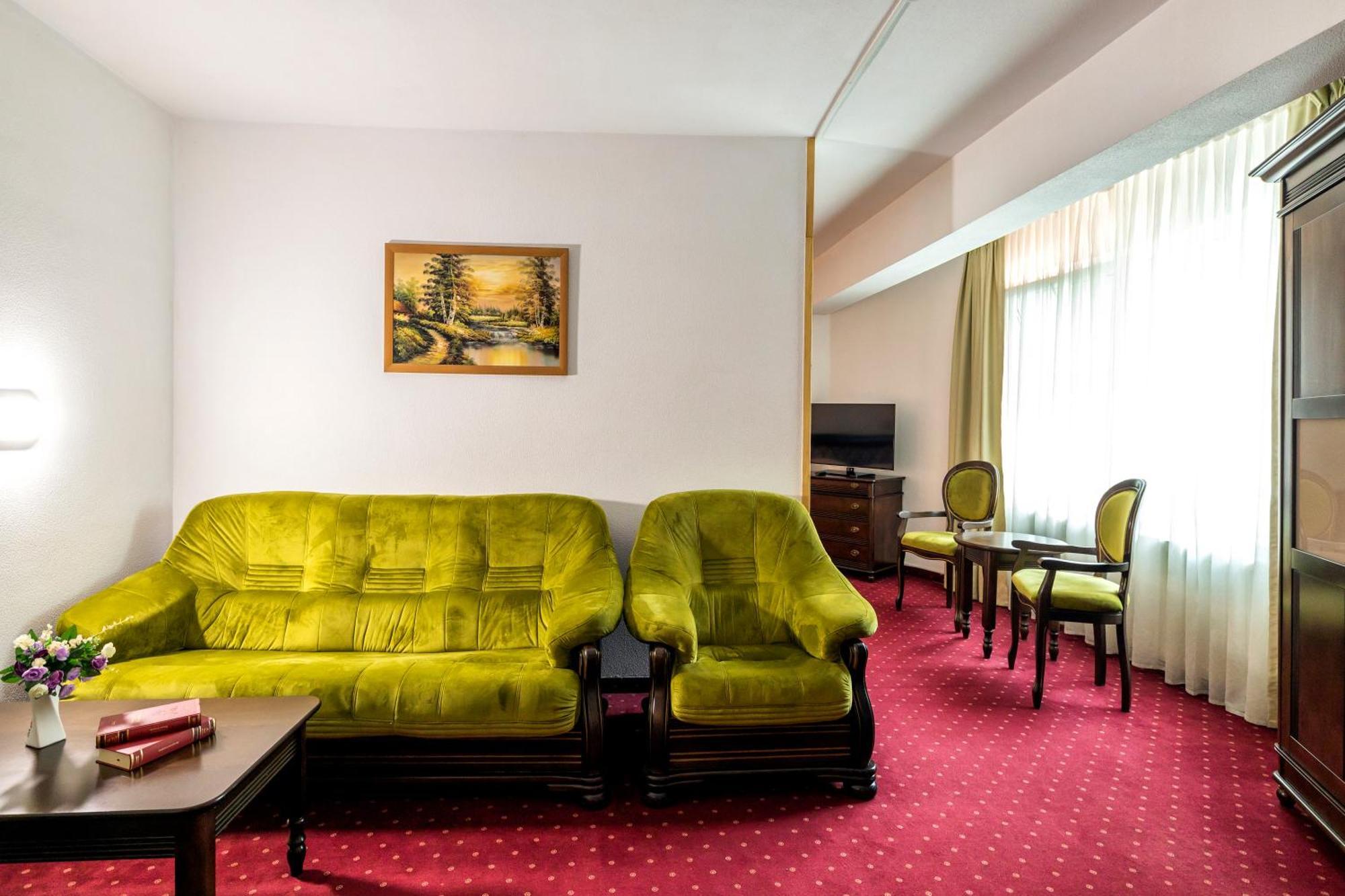 Hotel Cornul Vanatorului 피테슈티 외부 사진