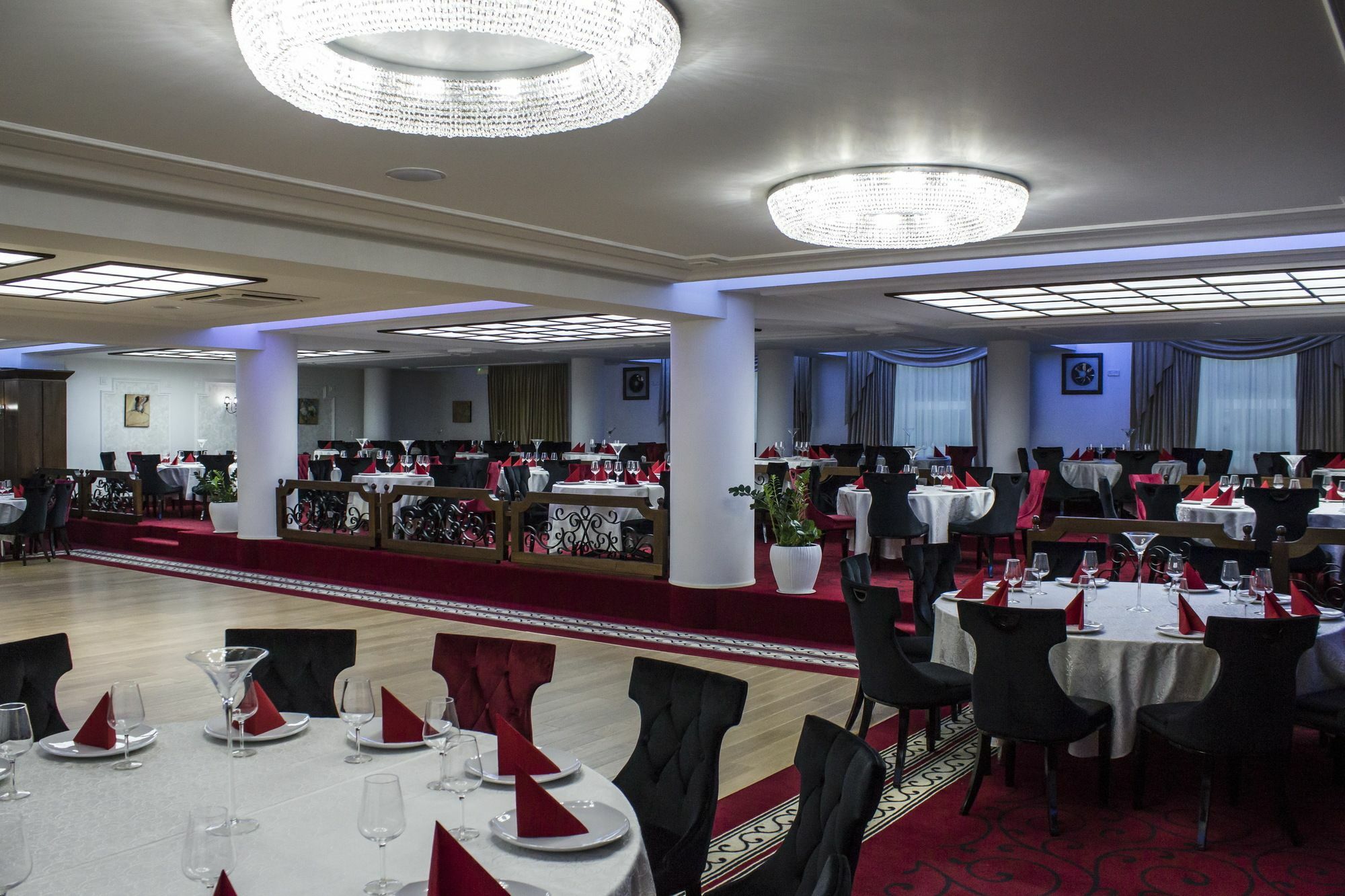 Hotel Cornul Vanatorului 피테슈티 외부 사진