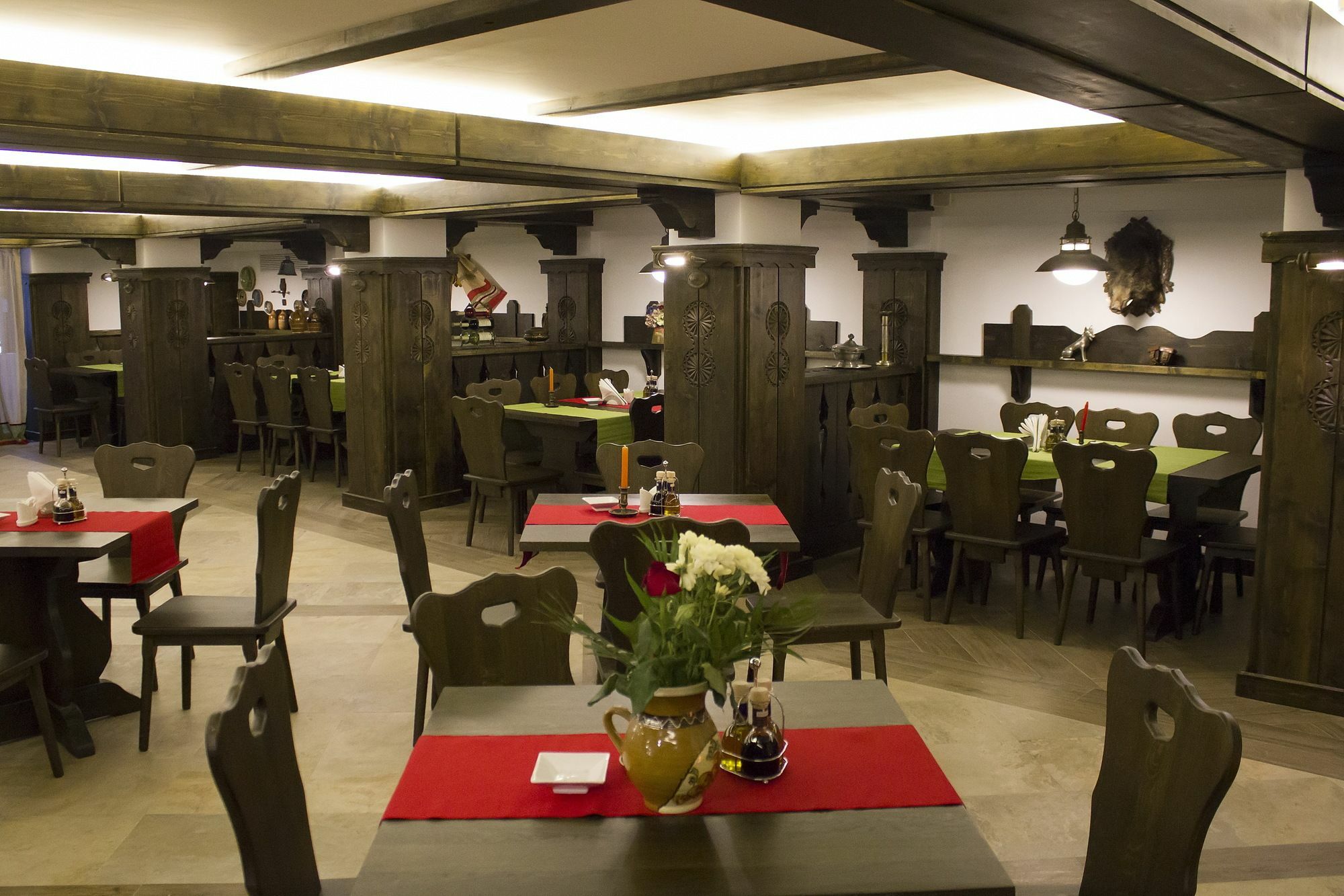 Hotel Cornul Vanatorului 피테슈티 외부 사진
