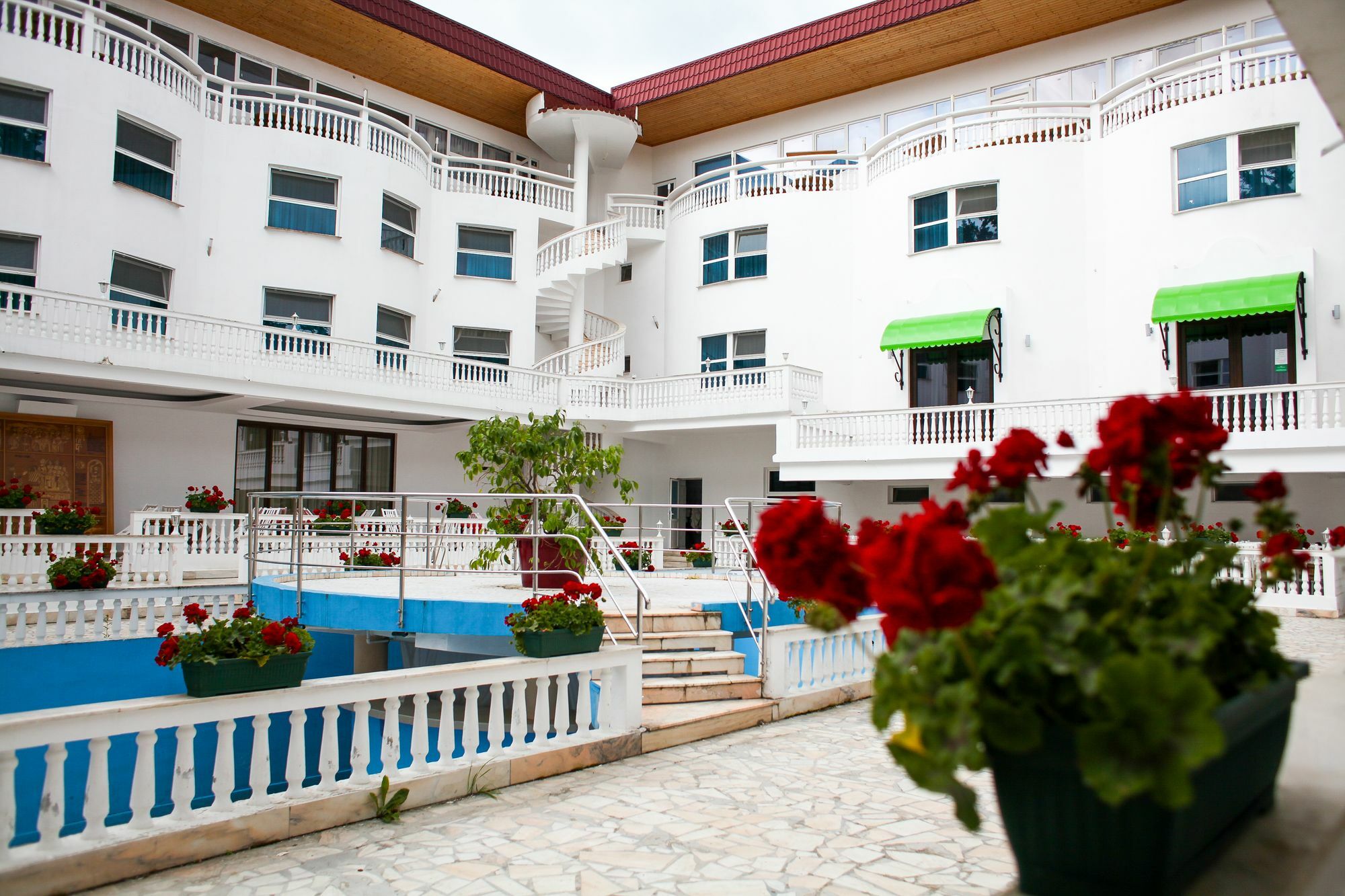 Hotel Cornul Vanatorului 피테슈티 외부 사진