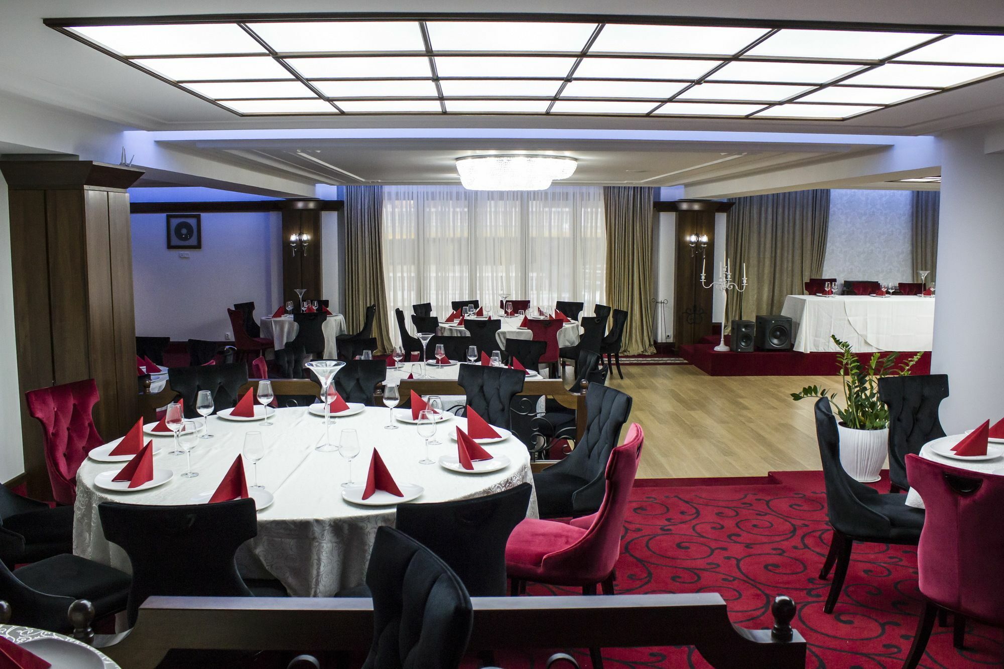 Hotel Cornul Vanatorului 피테슈티 외부 사진